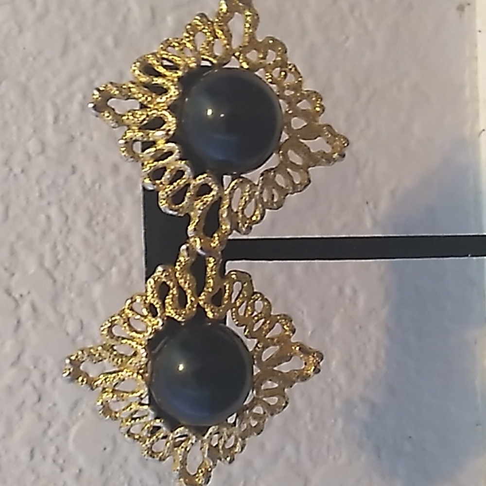 Filigree Cabochons Vintage clip-on earrings